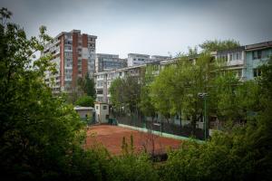 a tennis court in a city with tall buildings at LVC,LAC & NYC Apartshotel Faleza in Galaţi