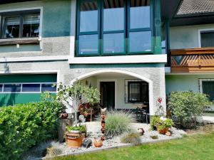 dom z roślinami na podwórku w obiekcie Apartment in Oed-Öhling near Danube River w mieście Mauer bei Amstetten