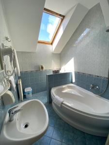 Koupelna v ubytování Tisza Alfa Hotel