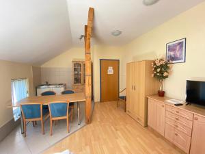 Kuchyň nebo kuchyňský kout v ubytování Tisza Alfa Hotel