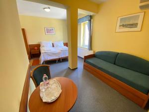 Postel nebo postele na pokoji v ubytování Tisza Alfa Hotel + 16 fotografií