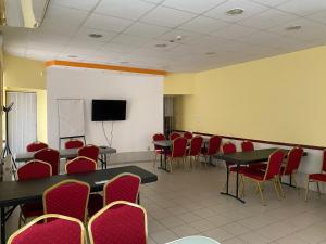 TV a/nebo společenská místnost v ubytování Tisza Alfa Hotel