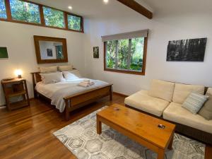 Giường trong phòng chung tại Palmwoods Eco Escape