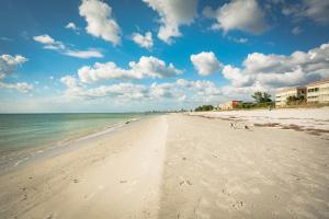 vistas a una playa con huellas en la arena en Seashell 19, en Clearwater Beach