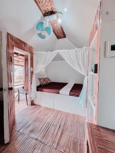 ein Schlafzimmer mit einem Bett in einem Zimmer in der Unterkunft Seasta Beach Resort in Baler