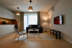 ソフィアにあるConnect Living Apartmentsのソファとテーブルのあるリビングルーム