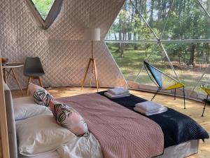 Postel nebo postele na pokoji v ubytování Borowy Glamp więcej niż domki