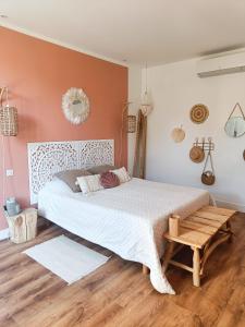 sypialnia z dużym łóżkiem i drewnianą podłogą w obiekcie Chambres d'hotes - Le Magnolia w Carcassonne