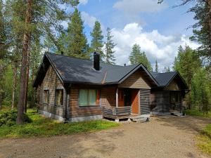 une cabane en rondins avec allée dans les bois dans l'établissement Kantokelo Ylläs, à Ylläsjärvi