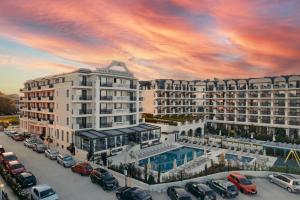 eine Darstellung eines großen Hotels mit Parkplatz in der Unterkunft Aquamarine - Beach & SPA Hotel- All inclusive in Kranewo