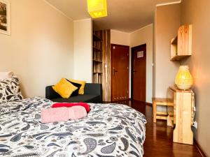 クリニツァ・モルスカにあるWilla Pianoのベッドルーム1室(ベッド1台、椅子、タオル付)