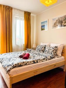 1 cama grande en un dormitorio con ventana en Willa Piano en Krynica Morska