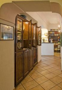 una habitación con un montón de armarios en una cocina en Hotel Villa Maria en Isquia