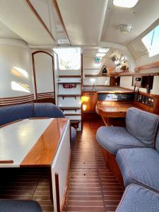 una habitación con sillas y una mesa en un tren en Matahari - Bateau cocooning à quai en Les Sables-dʼOlonne