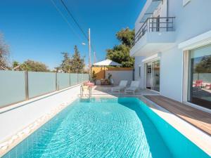 Greek Villa sunrelax with Private Pool Jacuzzi في أثينا: مسبح في الحديقة الخلفية للمنزل