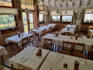 Reštaurácia alebo iné gastronomické zariadenie v ubytovaní Trattoria Albergo all'Alpino + 23 fotografií