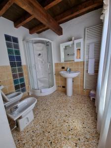 Bathroom sa Trattoria Albergo all'Alpino