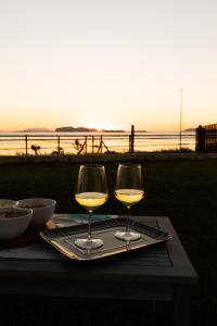 - deux verres de vin assis sur une table au coucher du soleil dans l'établissement L'Incanto di Mozia, à Marsala