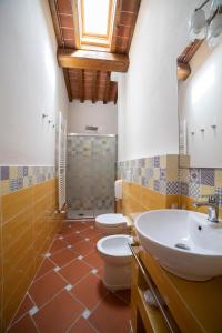 een badkamer met 2 toiletten en een wastafel bij Agriturismo Il Dolce Vivere in Quarrata