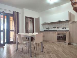 A kitchen or kitchenette at Country Love Dragona House tra mare e città