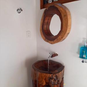 y baño con lavabo de madera y espejo. en Room in Lodge - Glamping Cabin, en Rizaralda