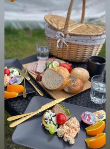 Jedzenie w luksusowym namiocie lub w pobliżu