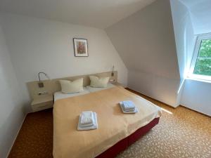 1 dormitorio con 1 cama con 2 toallas en BSW-Ferienwohnungen Zingst, en Zingst