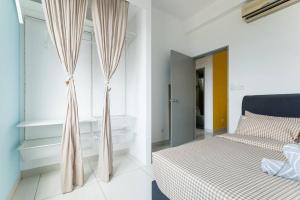 una camera con letto e finestra con tende di TR Residence Lovely 3 BR unit 6pax next to Titiwangsa LRT a Kuala Lumpur