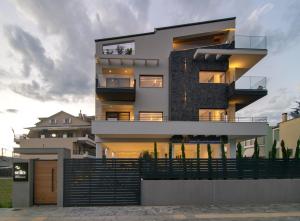 un edificio alto con un tramonto sullo sfondo di Selin Luxury Residences a Ioannina