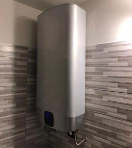 un réservoir d'eau sur le mur d'une salle de bains dans l'établissement Fiordaliso, à Aoste