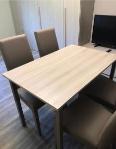 une table en bois dans un bureau avec deux chaises dans l'établissement Fiordaliso, à Aoste