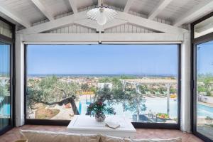 Bazén v ubytovaní Villa Sunrise Palm alebo v jeho blízkosti