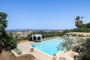 Bazén v ubytovaní Villa Sunrise Palm alebo v jeho blízkosti