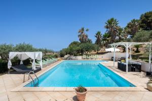Bazén v ubytovaní Villa Sunrise Palm alebo v jeho blízkosti