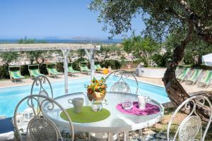 Bazén v ubytovaní Villa Sunrise Palm alebo v jeho blízkosti