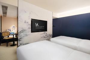 سرير أو أسرّة في غرفة في The Yun Collection Guangzhou Yong Qing Fang