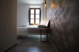 una camera da letto con un letto e una finestra di Gallurasuite a Luras