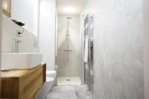 een badkamer met een toilet, een wastafel en een douche bij Gallurasuite in Luras