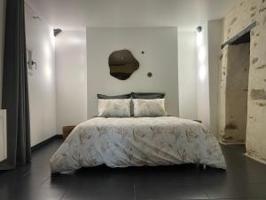 Pluherlin的住宿－Magnifique villa avec jacuzzi，一间卧室配有一张大床和床头板