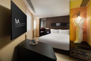سرير أو أسرّة في غرفة في The Yun Collection Guangzhou Yong Qing Fang