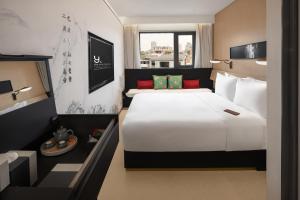 سرير أو أسرّة في غرفة في The Yun Collection Guangzhou Yong Qing Fang
