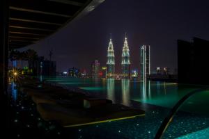 uitzicht op de skyline van de stad 's nachts bij Eaton Residence KLCC in Kuala Lumpur