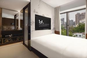 سرير أو أسرّة في غرفة في The Yun Collection Guangzhou Yong Qing Fang