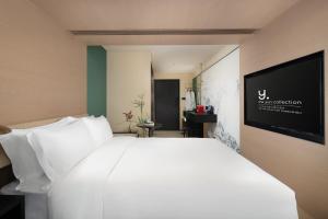 سرير أو أسرّة في غرفة في The Yun Collection Guangzhou Yong Qing Fang
