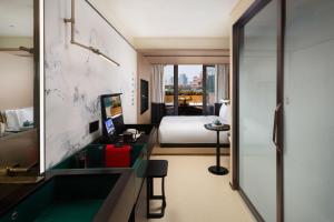 سرير أو أسرّة في غرفة في The Yun Collection Guangzhou Yong Qing Fang