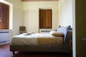 una camera da letto con un letto e una finestra di Gallurasuite a Luras