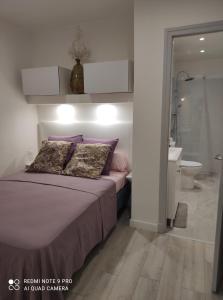 a bedroom with a bed and a bathroom with a shower at Chambre accueillante à 2 mn du centre ville in Perpignan