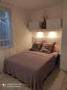 1 dormitorio con 1 cama grande y 2 almohadas en Chambre accueillante à 2 mn du centre ville, en Perpiñán