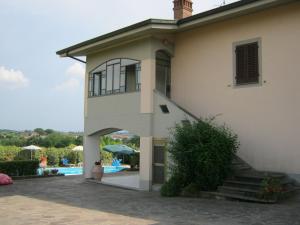 dom ze schodami prowadzącymi do basenu w obiekcie La Casa delle Rondini w mieście Lamporecchio