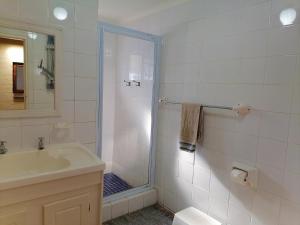 マーゲートにあるSouthern Comfort - On the Poolのシャワーと洗面台を備えた白いバスルーム +19枚の写真